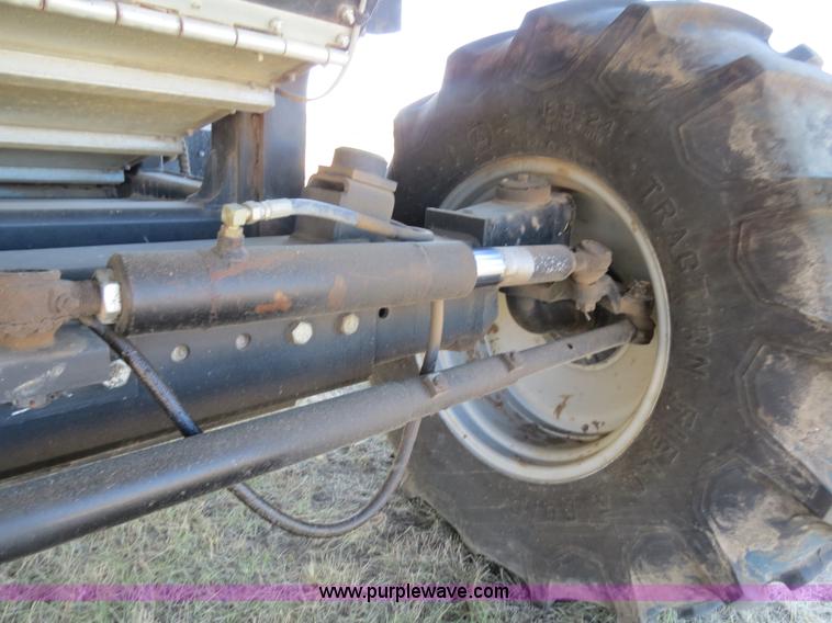 image for item A8593 1998 Gleaner R62 combine