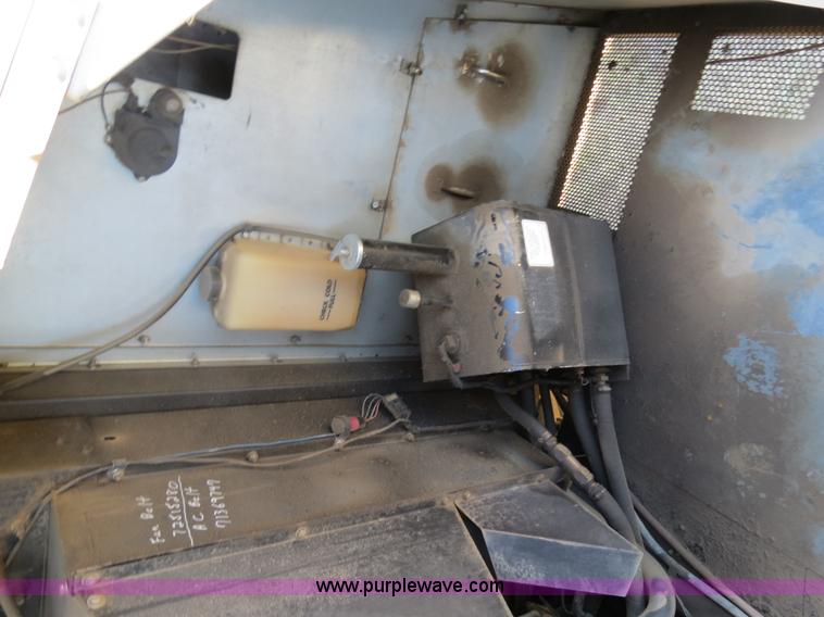 image for item A8593 1998 Gleaner R62 combine