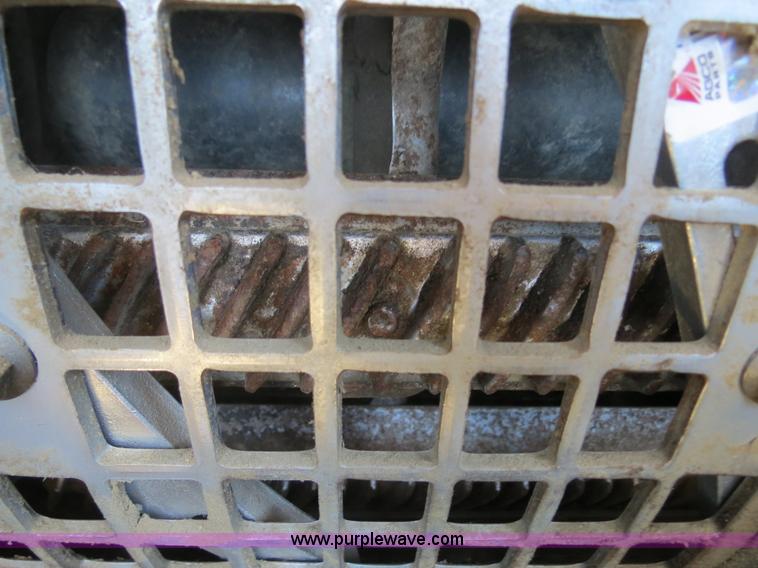 image for item A8593 1998 Gleaner R62 combine