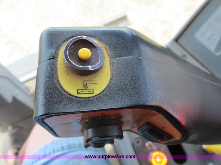 image for item A8635 2002 Massey-Ferguson 8780XP combine