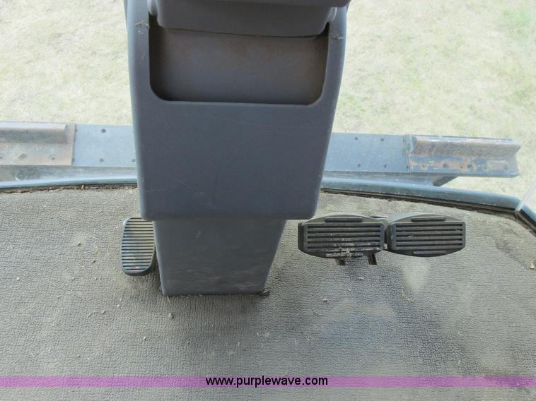 image for item A8635 2002 Massey-Ferguson 8780XP combine