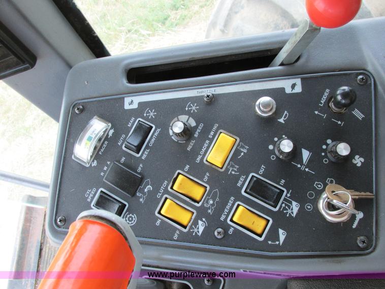 image for item A8639 1995 Gleaner R72 combine