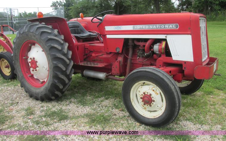 image for item E7321 1971 International 454 tractor