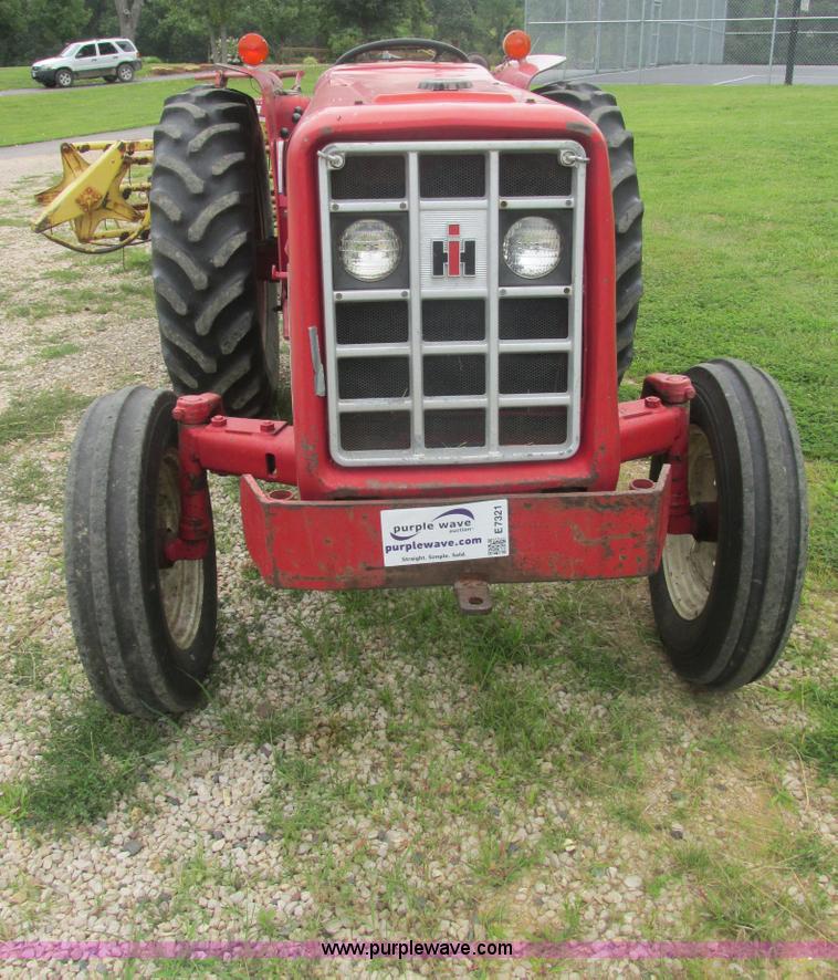 image for item E7321 1971 International 454 tractor