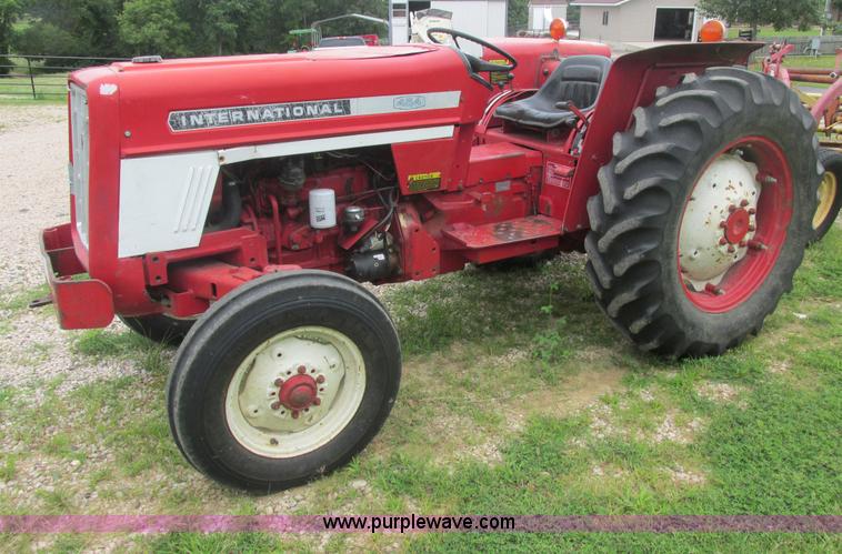 image for item E7321 1971 International 454 tractor
