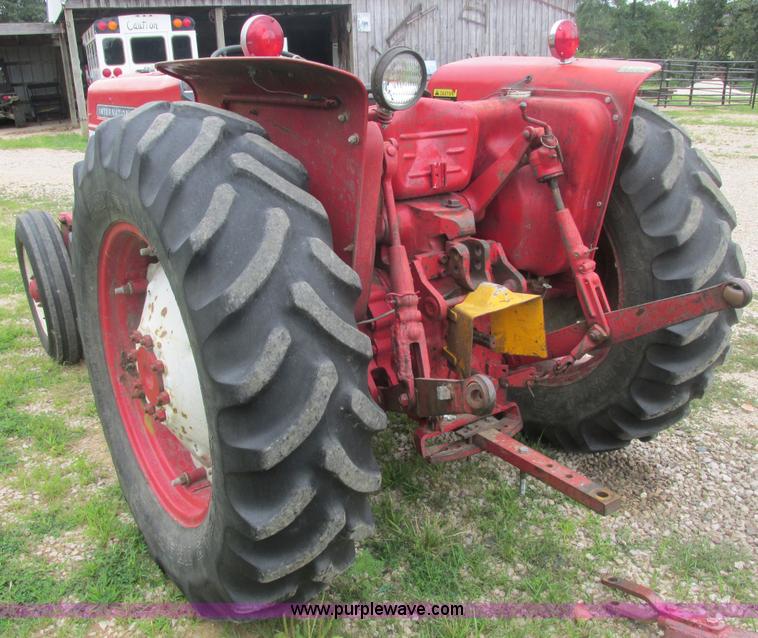 image for item E7321 1971 International 454 tractor