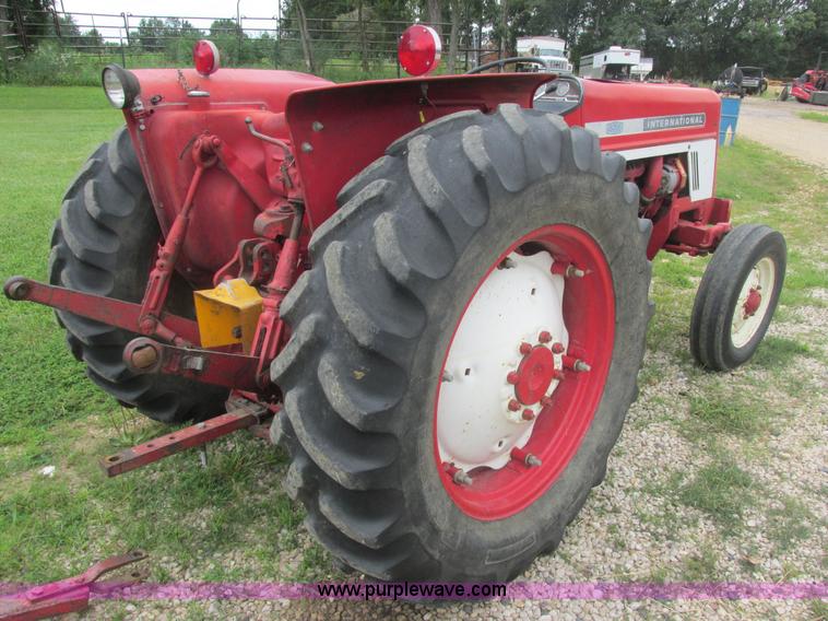 image for item E7321 1971 International 454 tractor