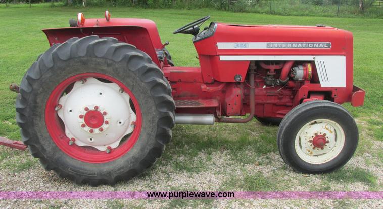 image for item E7321 1971 International 454 tractor