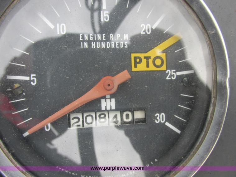 image for item E7321 1971 International 454 tractor