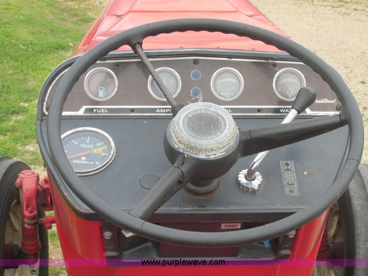 image for item E7321 1971 International 454 tractor