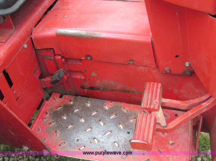 image for item E7321 1971 International 454 tractor