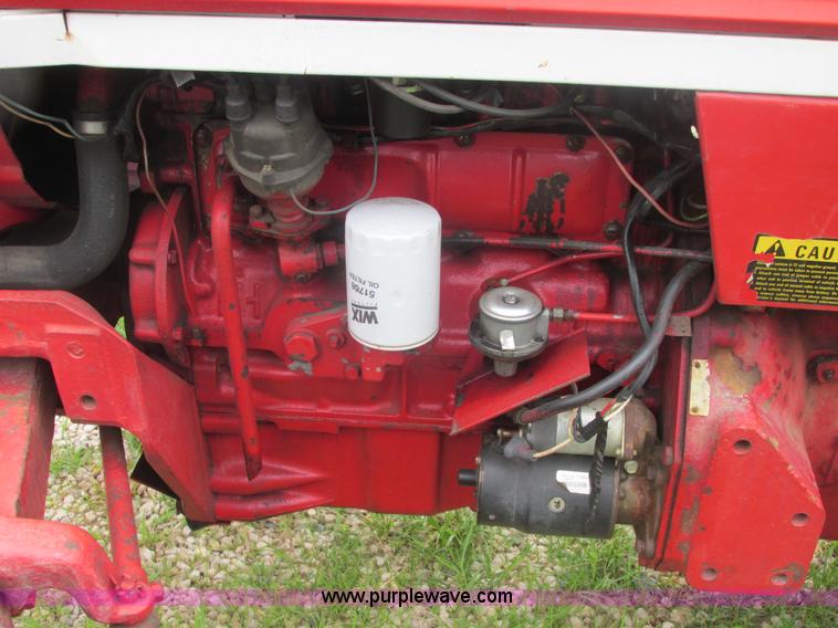 image for item E7321 1971 International 454 tractor