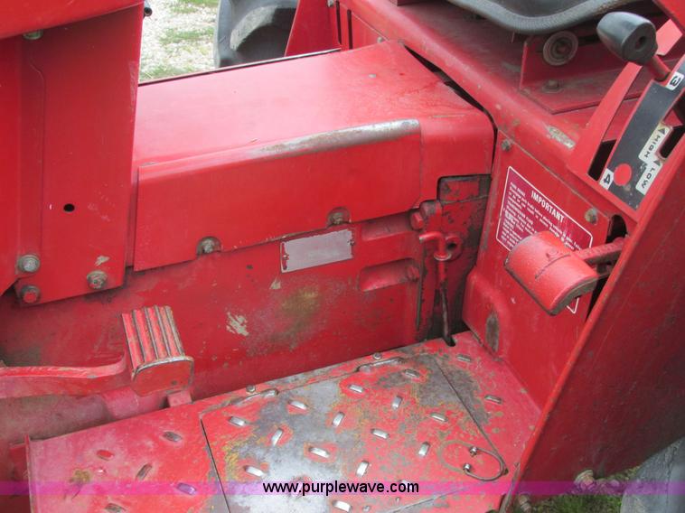 image for item E7321 1971 International 454 tractor