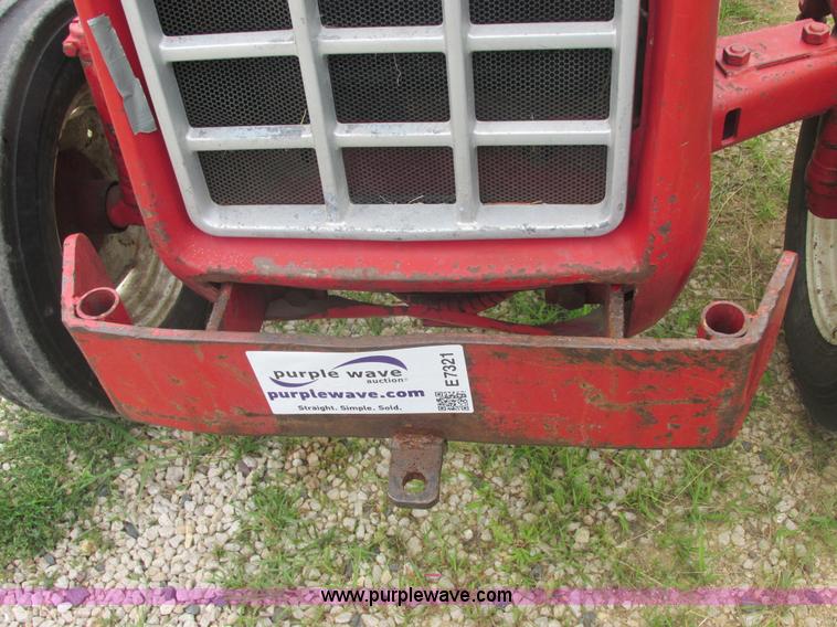 image for item E7321 1971 International 454 tractor