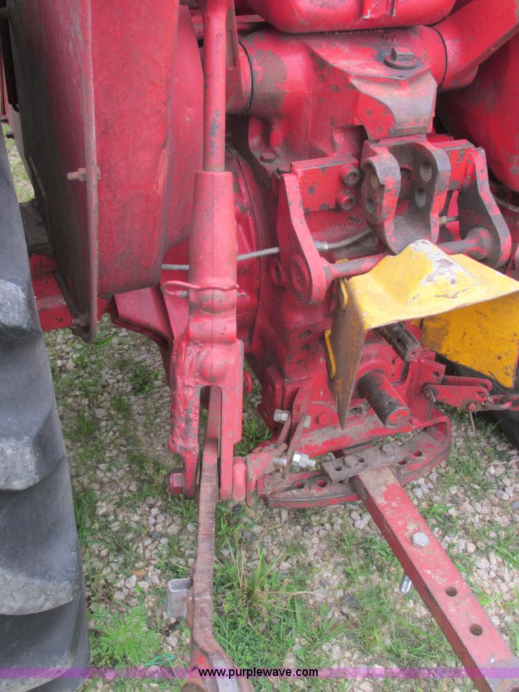 image for item E7321 1971 International 454 tractor