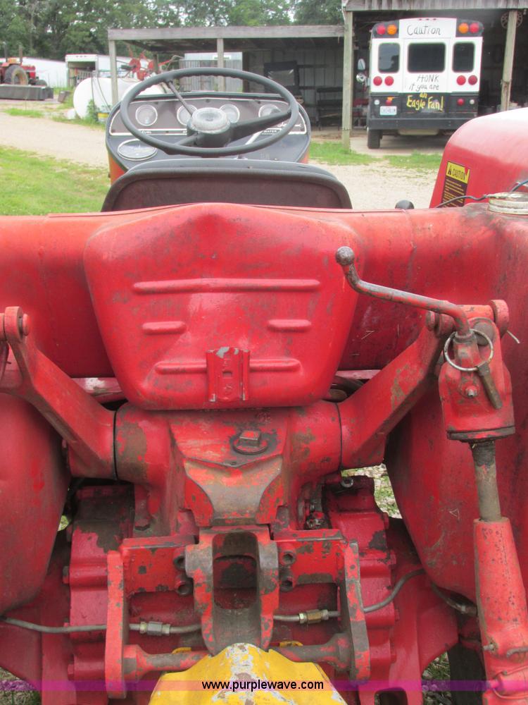 image for item E7321 1971 International 454 tractor