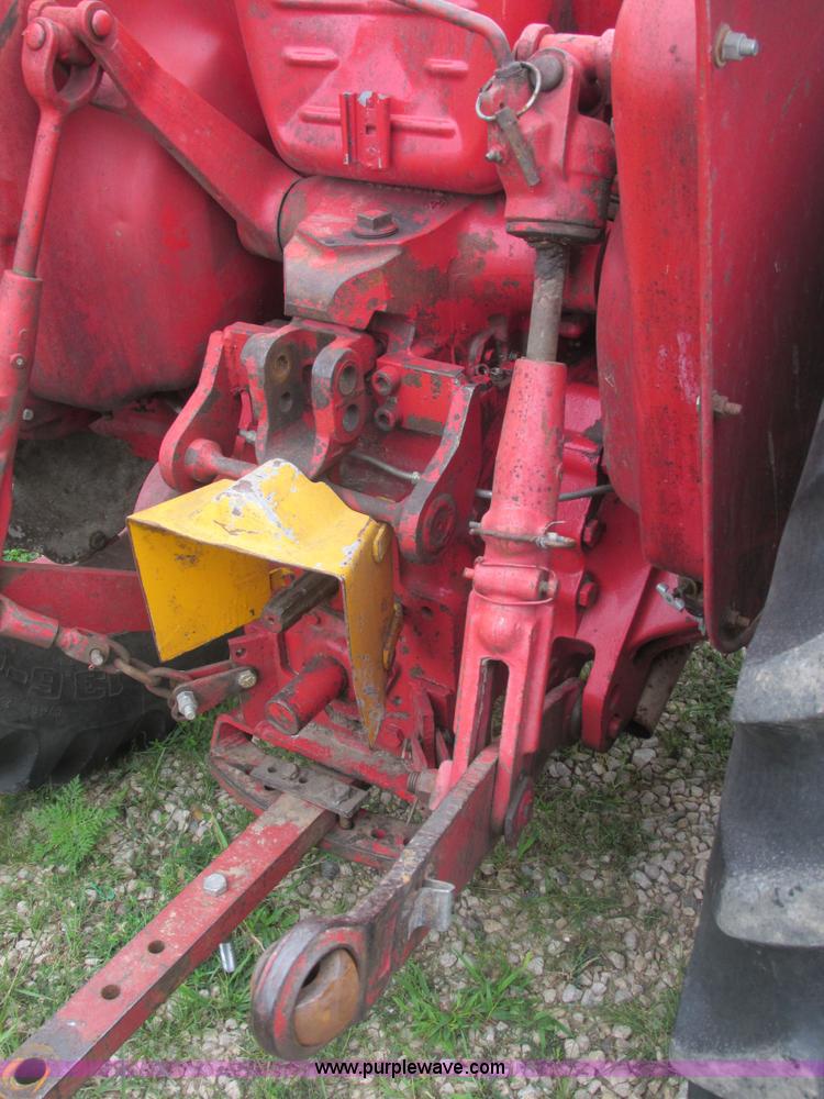 image for item E7321 1971 International 454 tractor