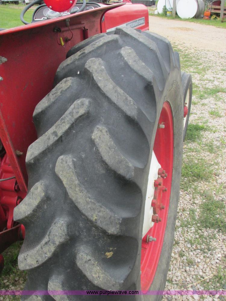 image for item E7321 1971 International 454 tractor