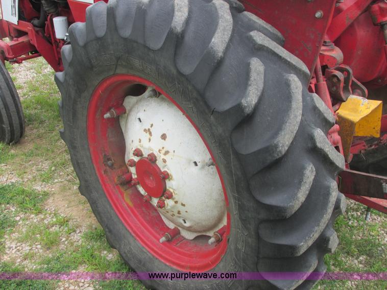 image for item E7321 1971 International 454 tractor