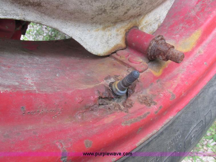 image for item E7321 1971 International 454 tractor