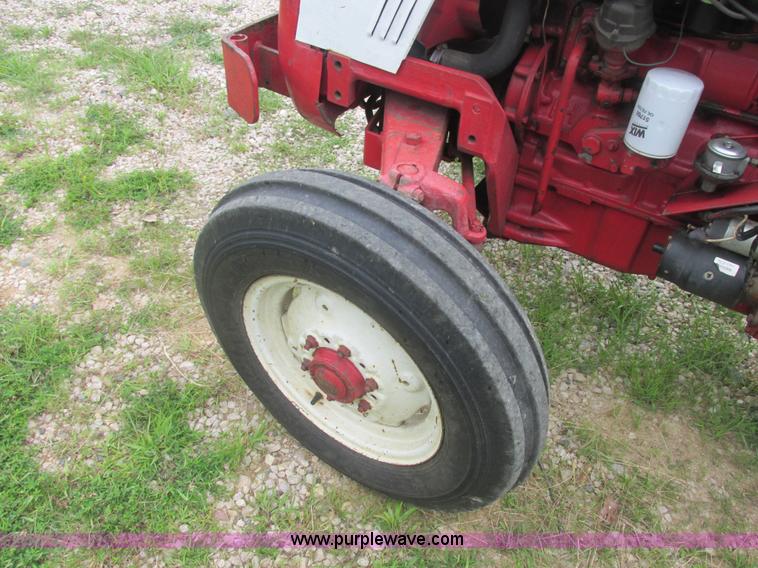 image for item E7321 1971 International 454 tractor