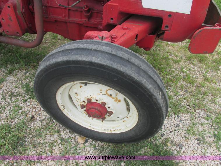 image for item E7321 1971 International 454 tractor