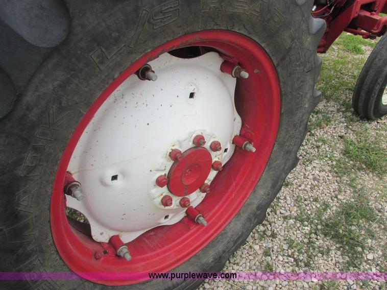 image for item E7321 1971 International 454 tractor