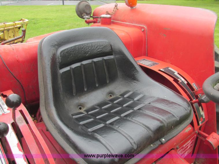 image for item E7321 1971 International 454 tractor