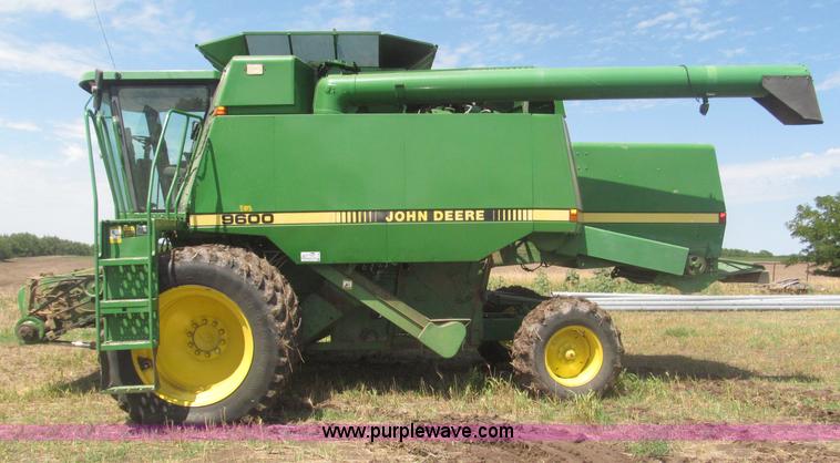 image for item F7065 1989 John Deere 9600 combine