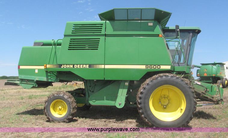 image for item F7065 1989 John Deere 9600 combine