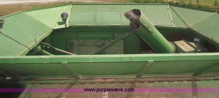 image for item F7065 1989 John Deere 9600 combine
