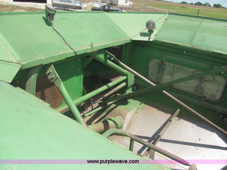 image for item F7065 1989 John Deere 9600 combine