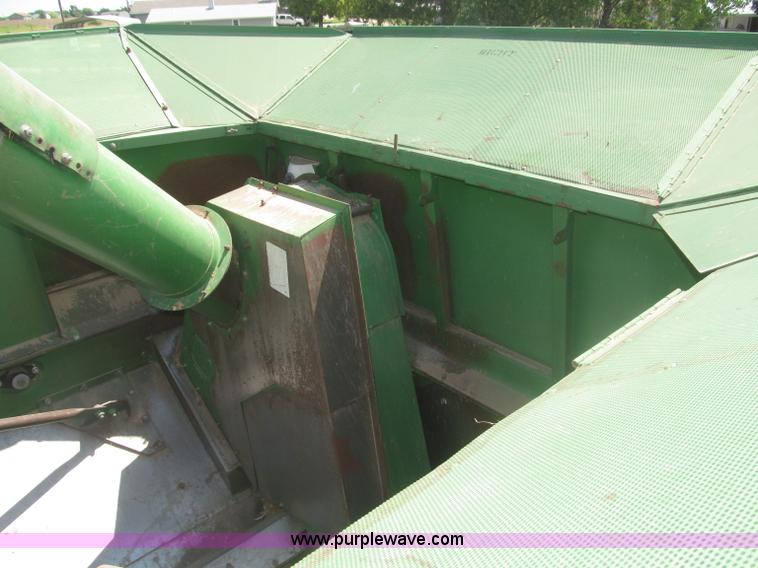 image for item F7065 1989 John Deere 9600 combine