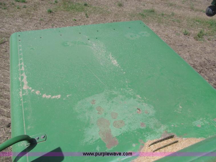 image for item F7065 1989 John Deere 9600 combine