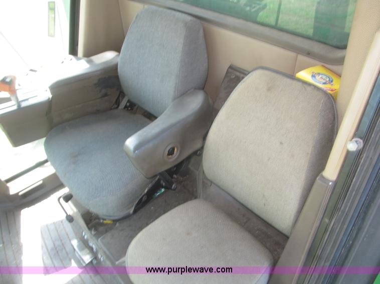 image for item F7065 1989 John Deere 9600 combine