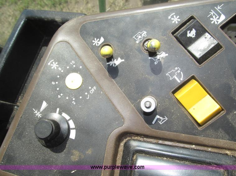 image for item F7065 1989 John Deere 9600 combine
