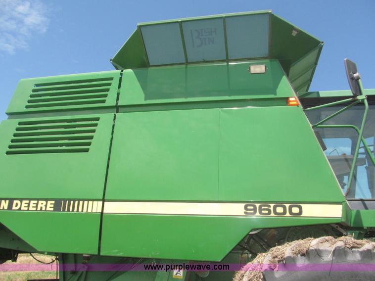 image for item F7065 1989 John Deere 9600 combine