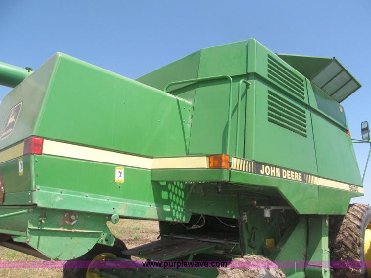 image for item F7065 1989 John Deere 9600 combine