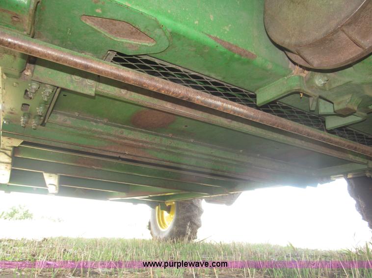 image for item F7065 1989 John Deere 9600 combine