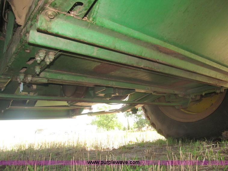 image for item F7065 1989 John Deere 9600 combine