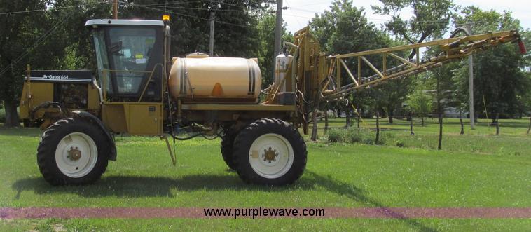 image for item G2050 1994 Ag-Chem RoGator 664 self-propelled sprayer
