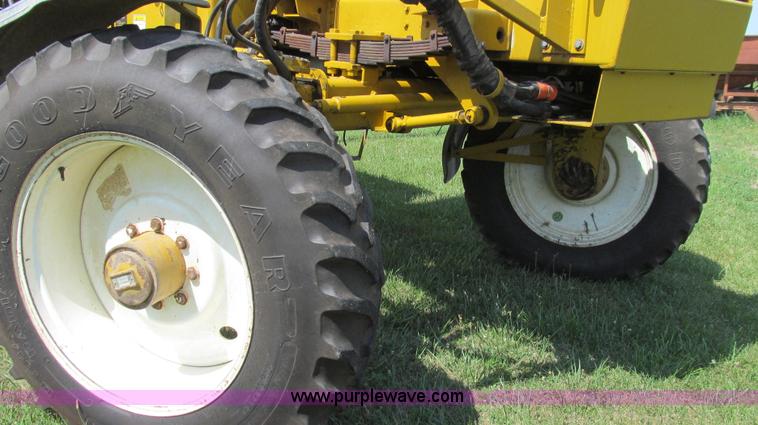 image for item G2050 1994 Ag-Chem RoGator 664 self-propelled sprayer