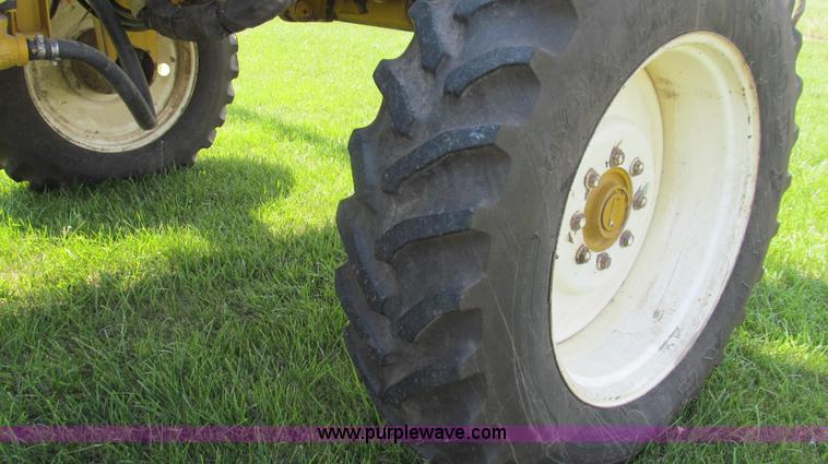 image for item G2050 1994 Ag-Chem RoGator 664 self-propelled sprayer