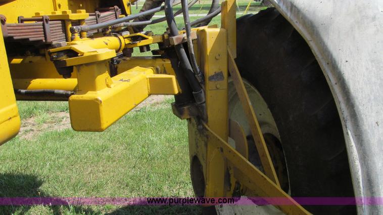 image for item G2050 1994 Ag-Chem RoGator 664 self-propelled sprayer