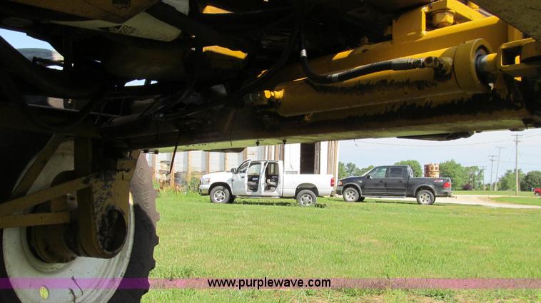 image for item G2050 1994 Ag-Chem RoGator 664 self-propelled sprayer