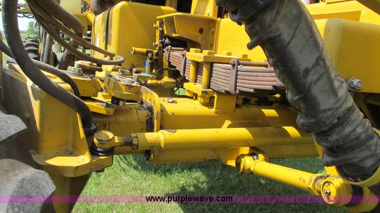 image for item G2050 1994 Ag-Chem RoGator 664 self-propelled sprayer