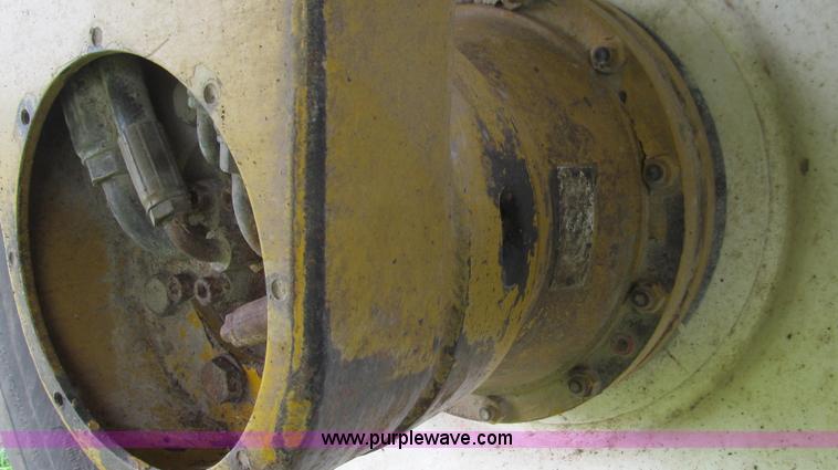 image for item G2050 1994 Ag-Chem RoGator 664 self-propelled sprayer