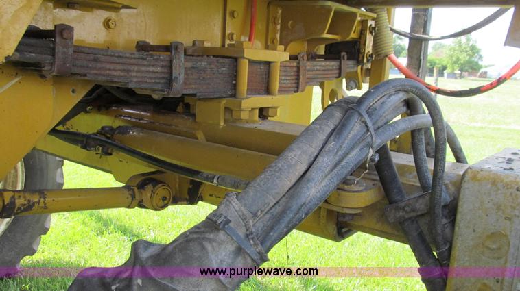 image for item G2050 1994 Ag-Chem RoGator 664 self-propelled sprayer