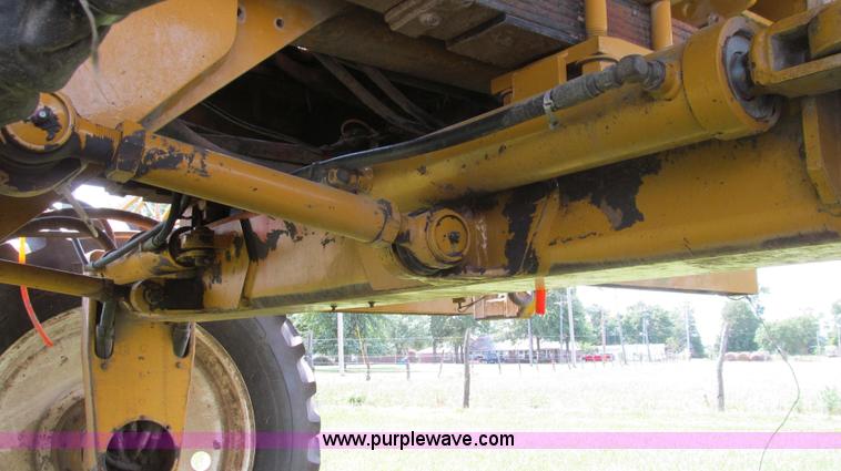 image for item G2050 1994 Ag-Chem RoGator 664 self-propelled sprayer