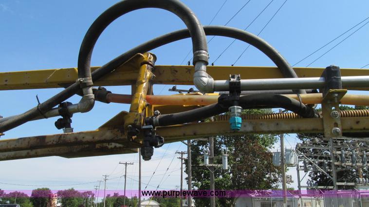 image for item G2050 1994 Ag-Chem RoGator 664 self-propelled sprayer